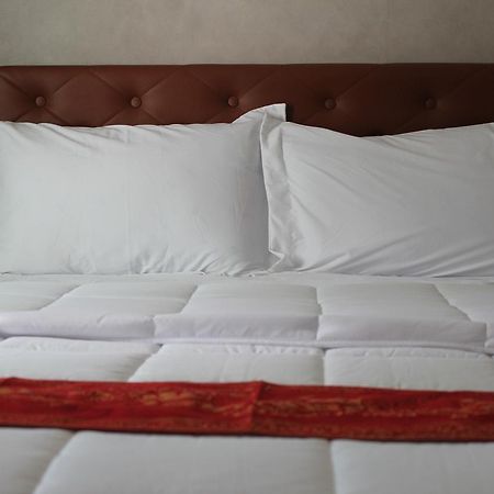 Everest Boutique Hotel Банкок Екстериор снимка