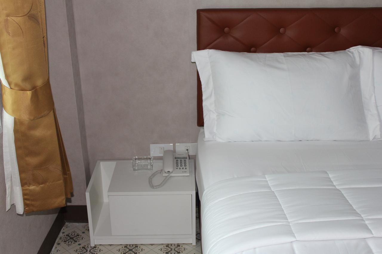 Everest Boutique Hotel Банкок Екстериор снимка