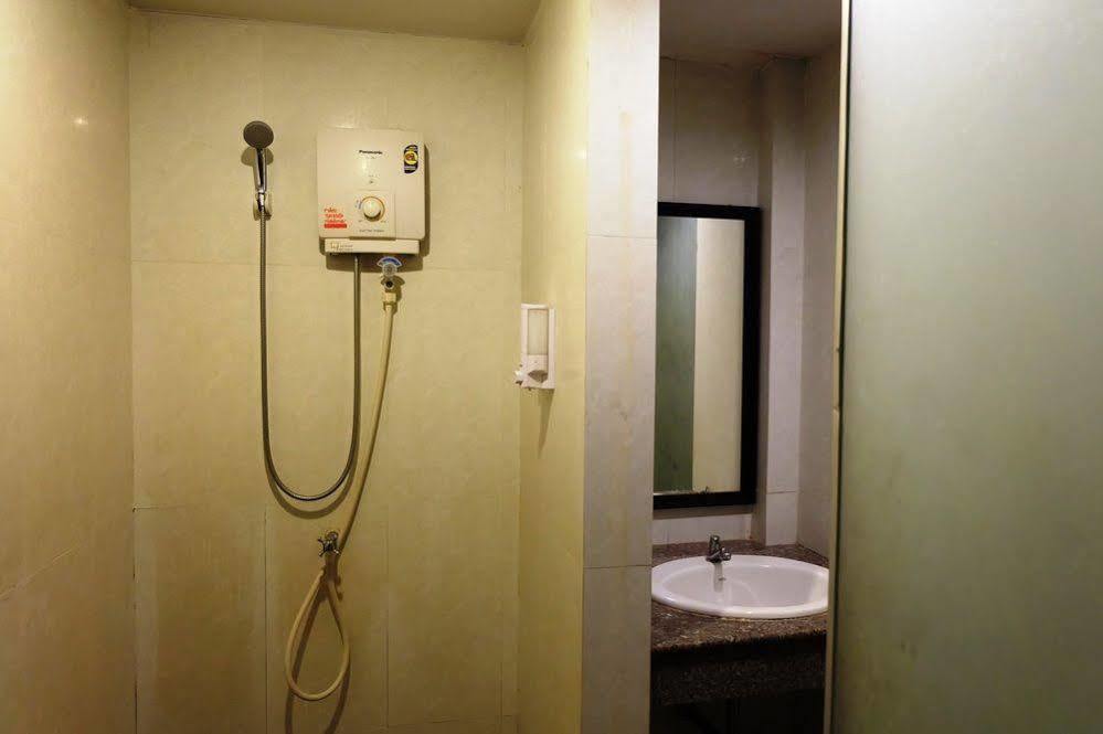 Everest Boutique Hotel Банкок Екстериор снимка