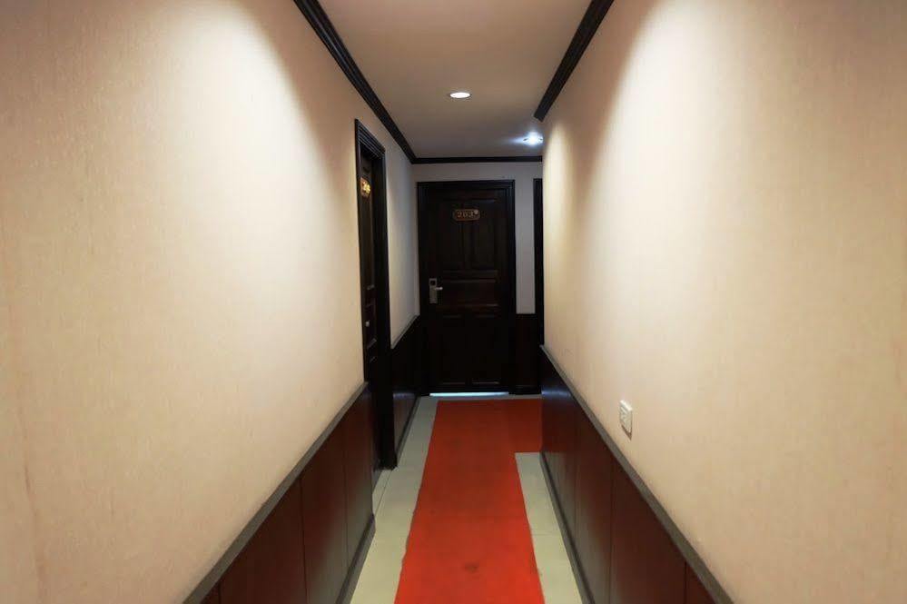 Everest Boutique Hotel Банкок Екстериор снимка